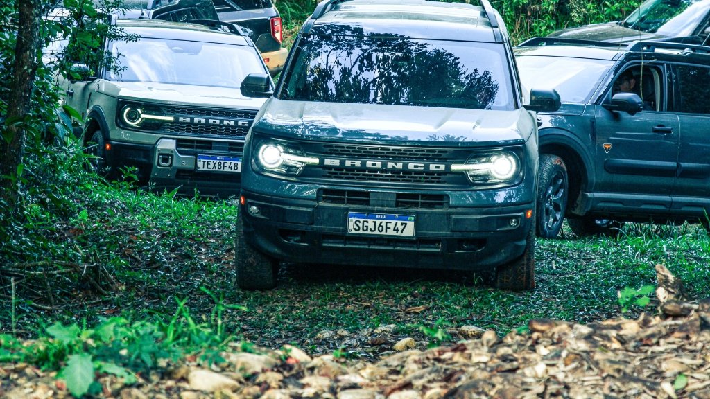 Comboio de Ford Bronco Sport na trilha de pedras