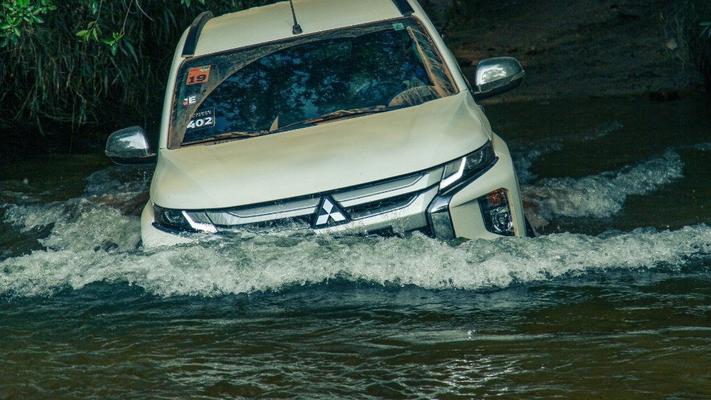 L200 Triton com snorkel cortando o rio na Canastra