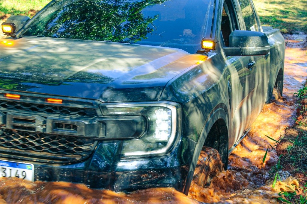 Ford Ranger cortando atoleiro de lama