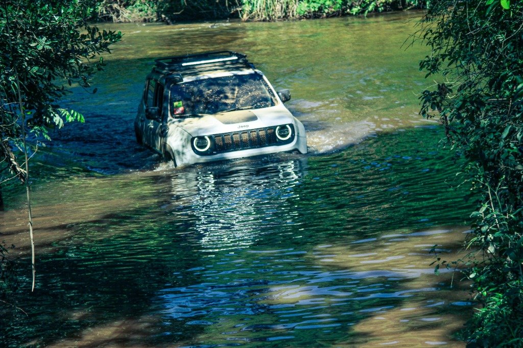 Jeep Renegade em travessia de rio