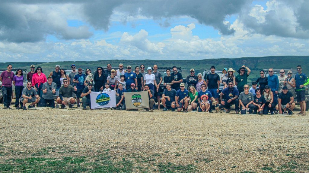 Turma reunida no topo da Serra da Canastra com bandeiras