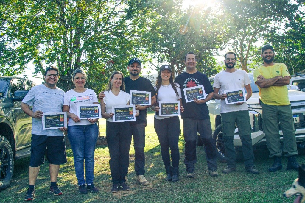 Formatura com certificados da turma