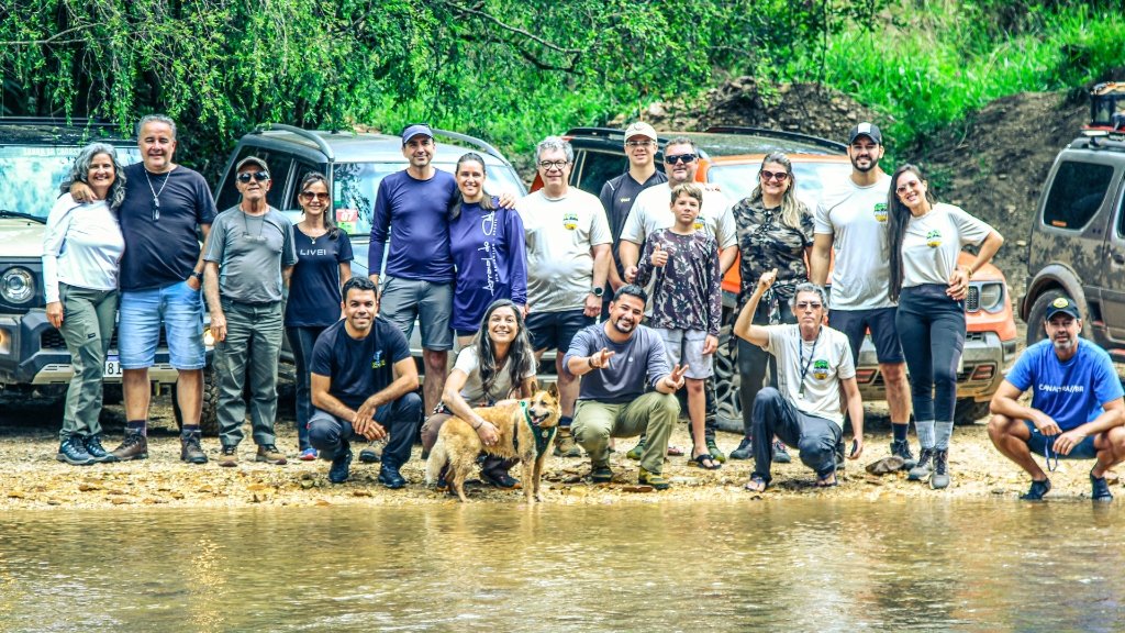 Turma reunida na margem do rio na Canastra