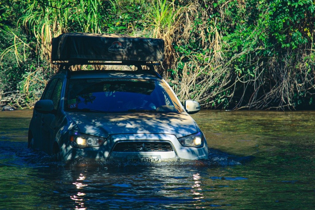 Mitsubishi ASX com barraca de teto atravessando rio na Canastra
