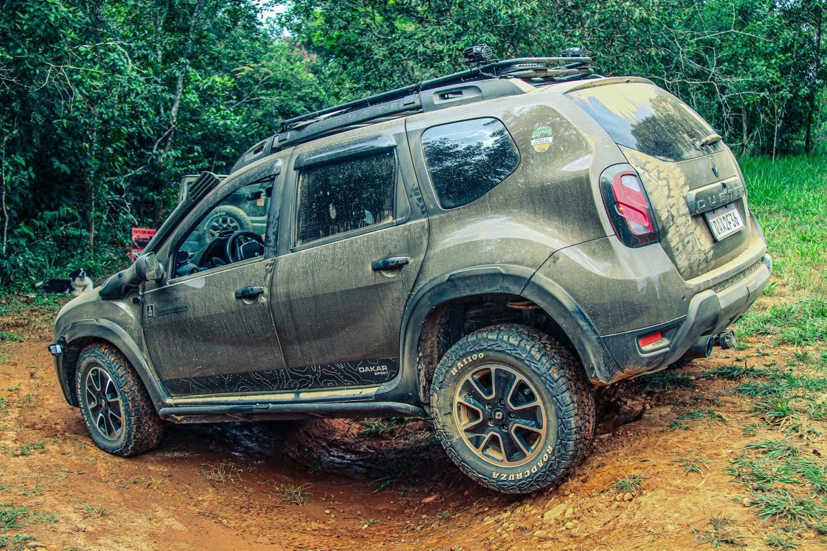 Duster com os eixos cruzados na pista de treinamento
