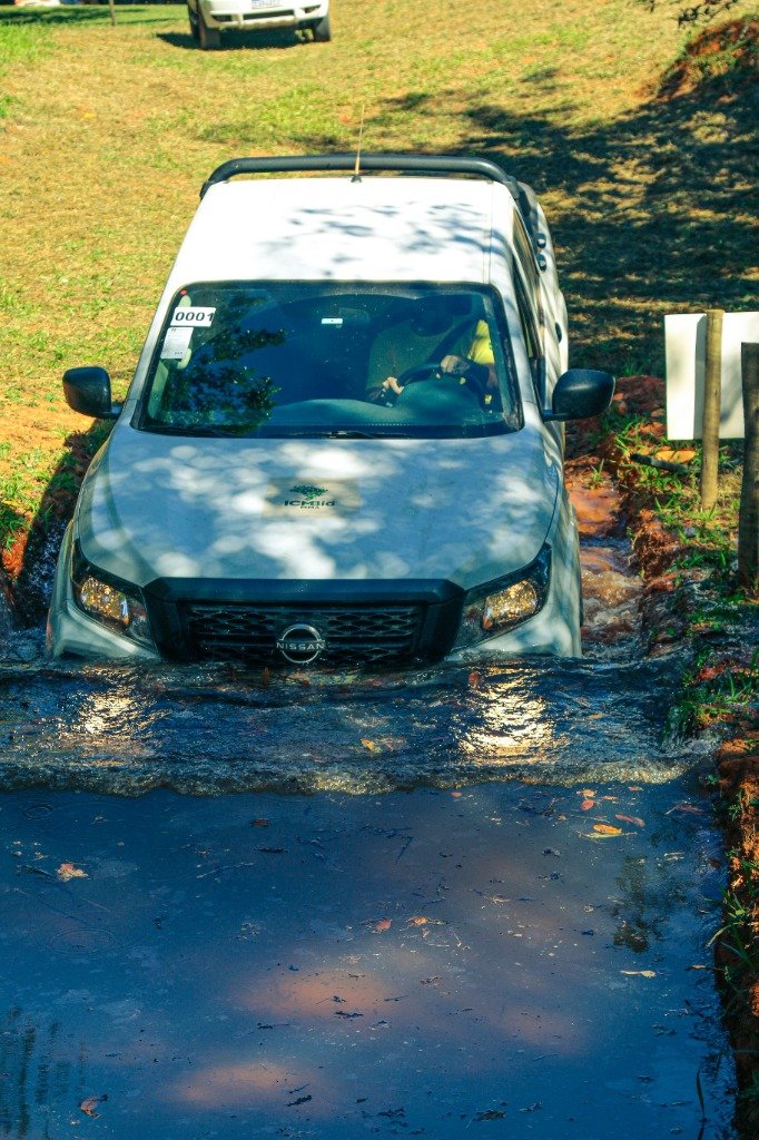 Nissan Frontier oficial com adesivo ICMBio MMA na água