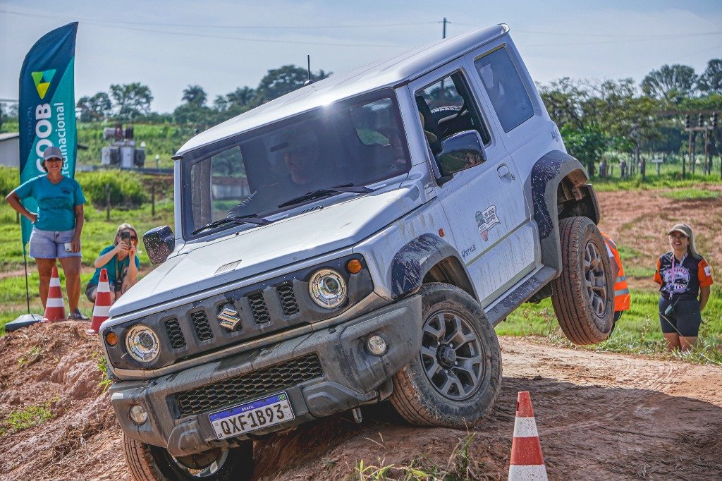 Suzuki Jimny Sierra inclinado lateralmente nos cones de obstáculo