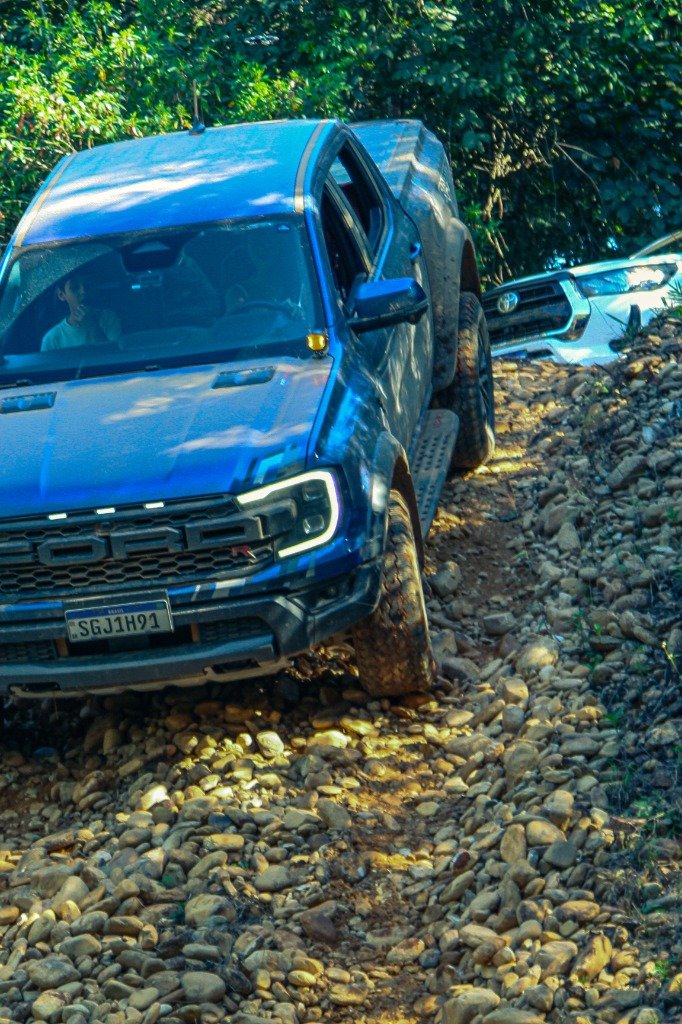 Ford Ranger descendo leito íngreme de pedras